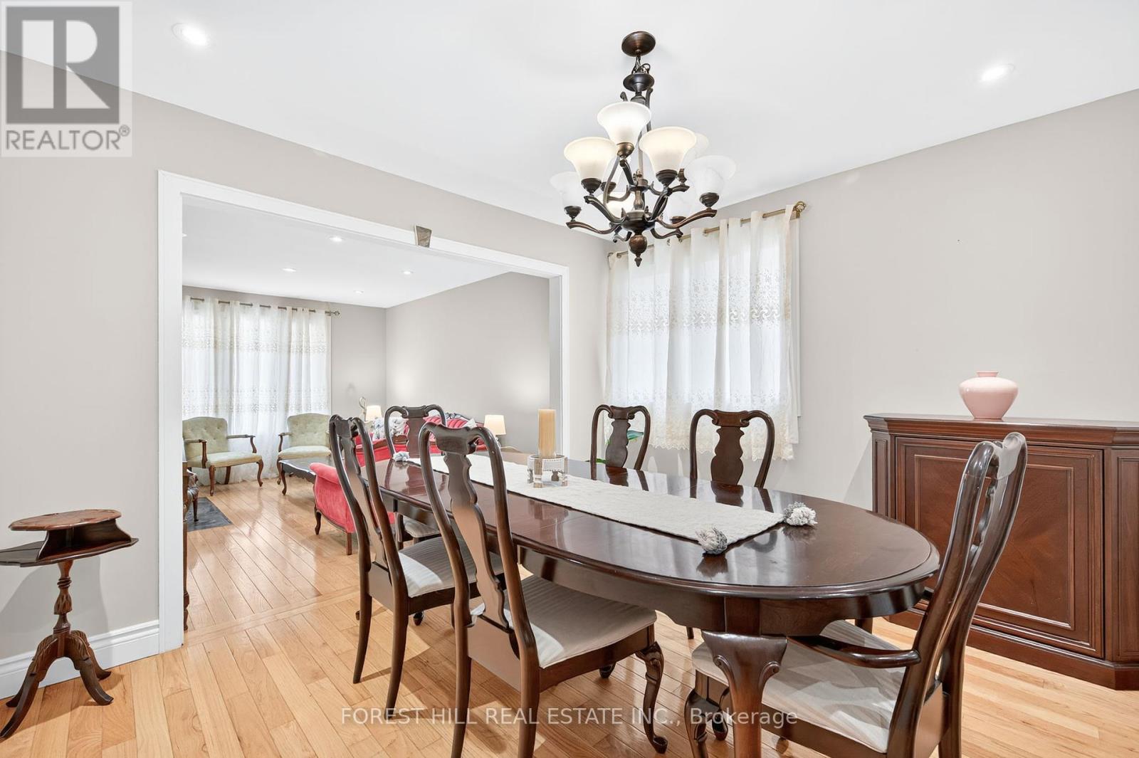Photo 7 of 104 Armitage Drive, Newmarket ON
