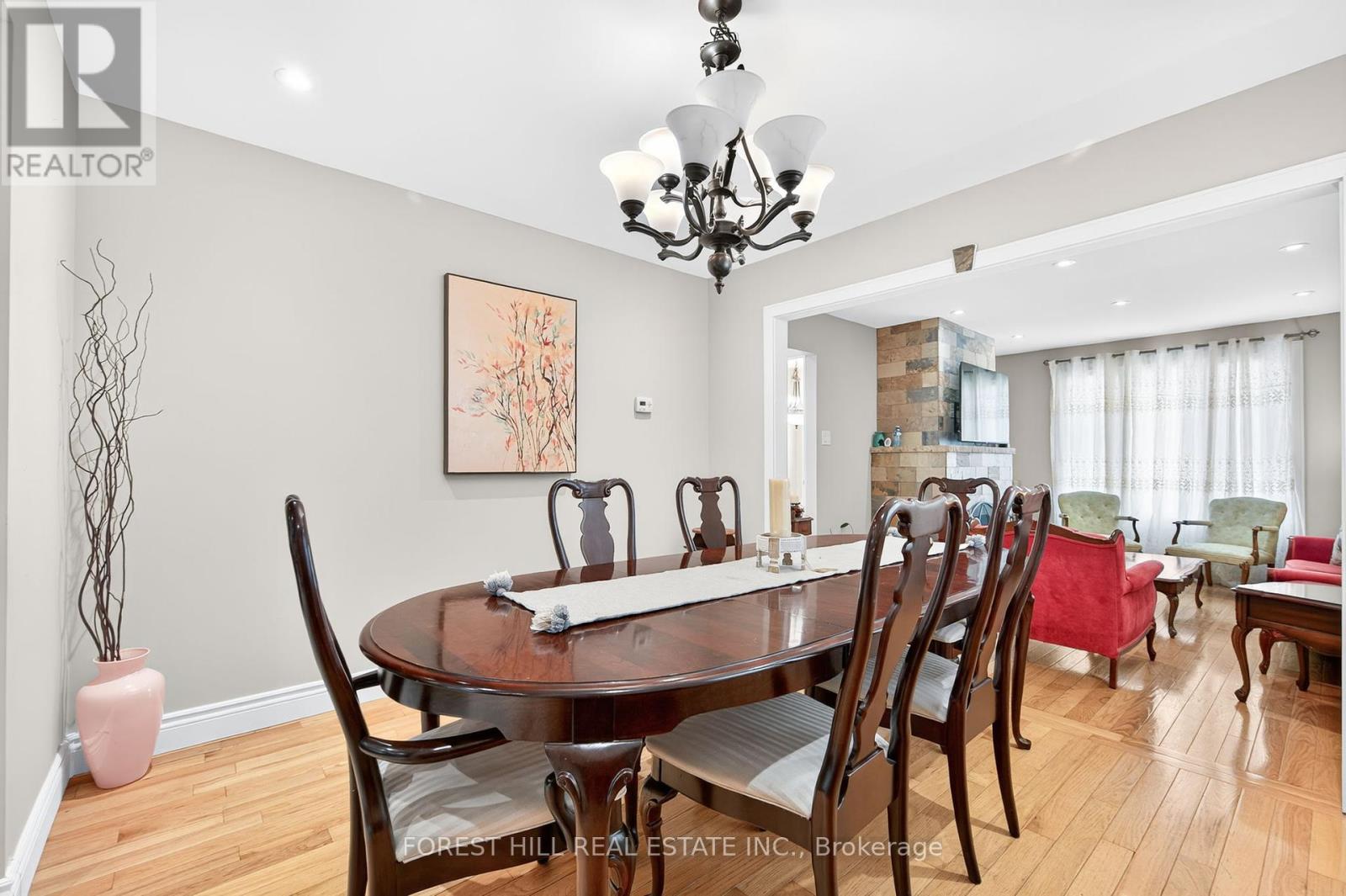 Photo 8 of 104 Armitage Drive, Newmarket ON