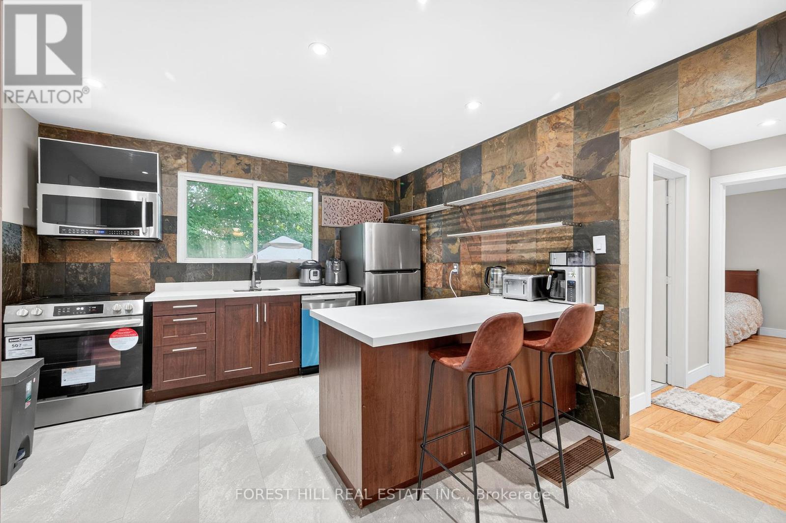 Photo 9 of 104 Armitage Drive, Newmarket ON
