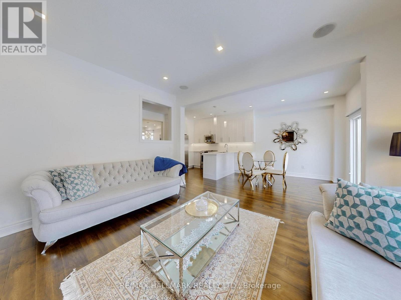 Photo 5 of 18 Yarden Drive, Vaughan ON