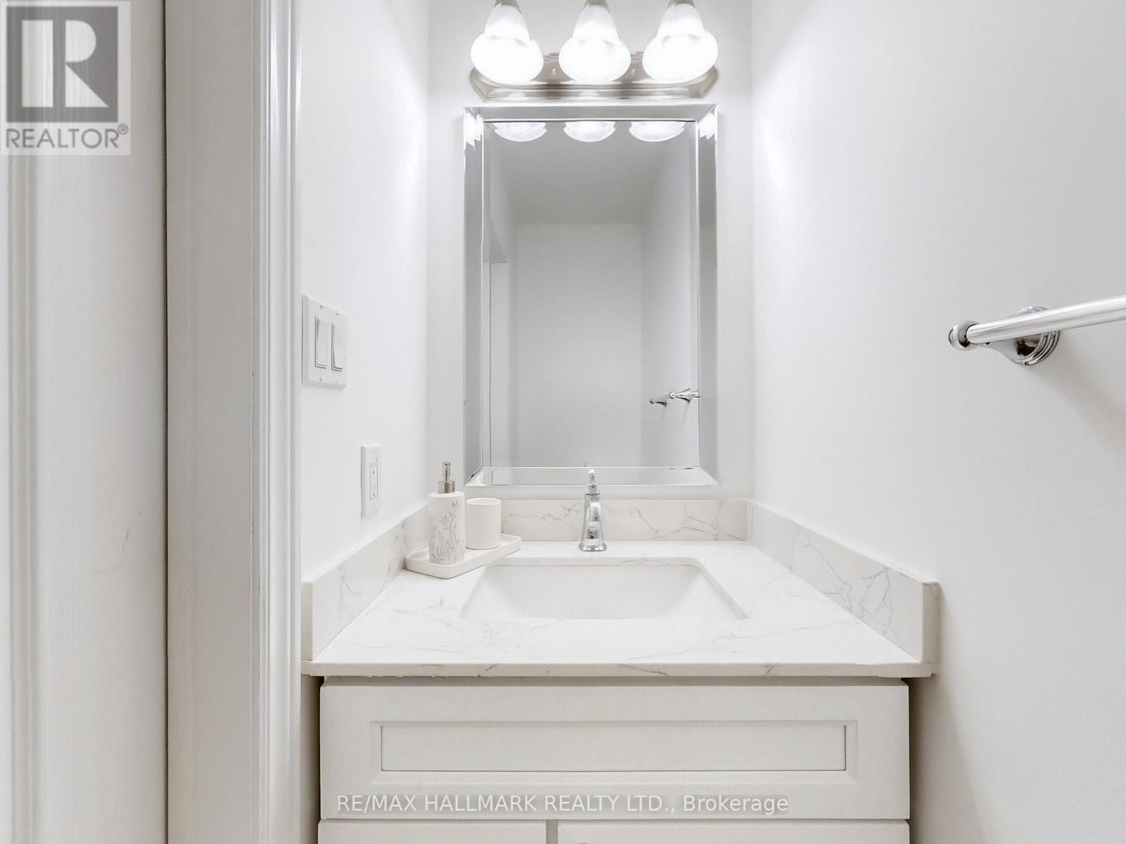 Photo 8 of 18 Yarden Drive, Vaughan ON