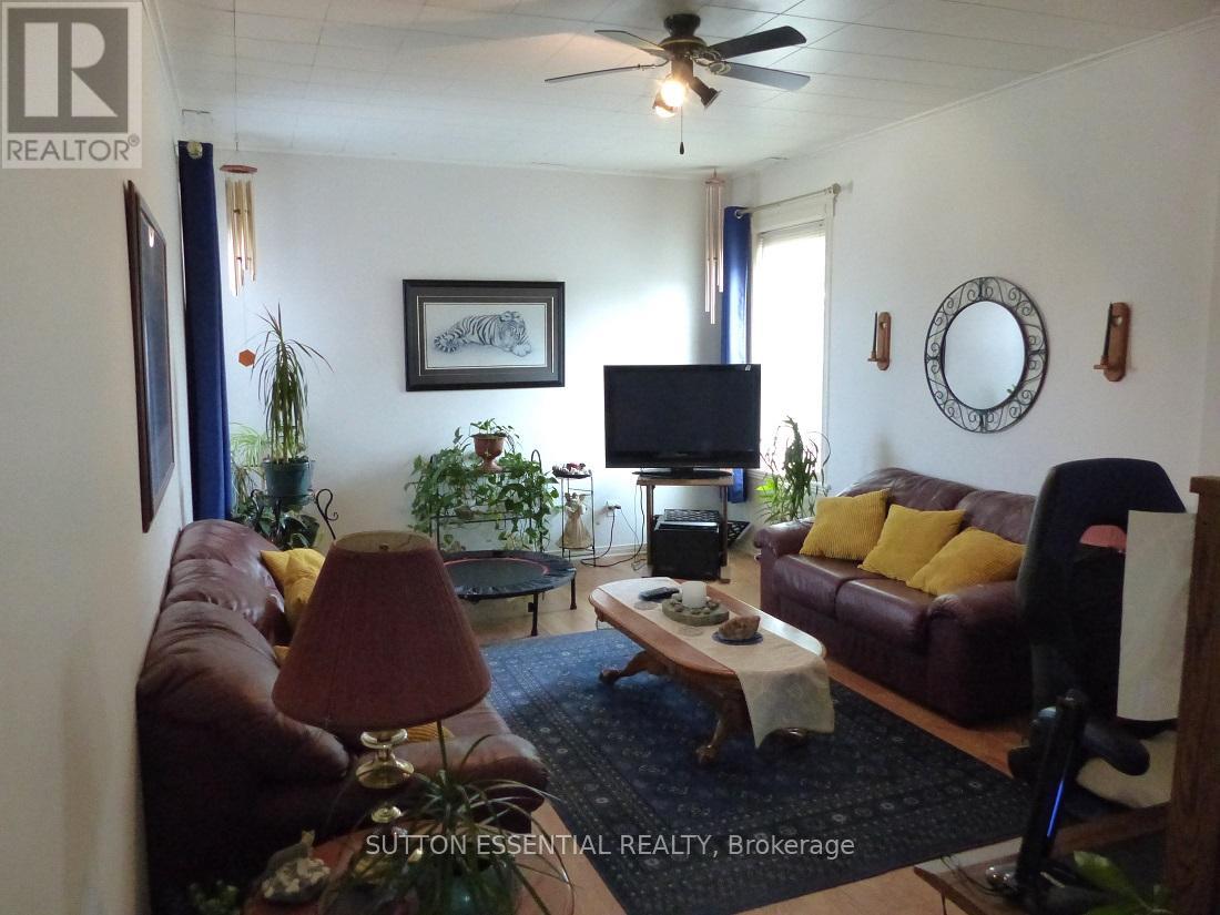Photo 26 of 71 Russell Street E, Smiths Falls ON