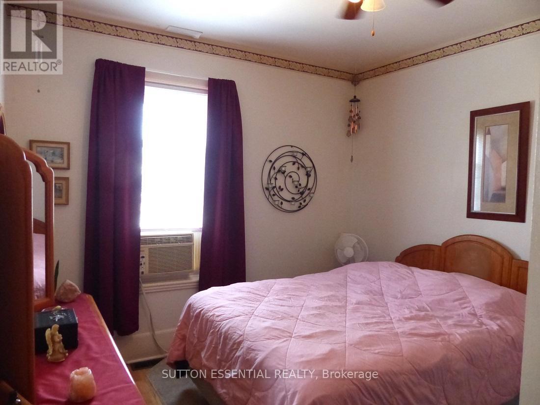 Photo 33 of 71 Russell Street E, Smiths Falls ON