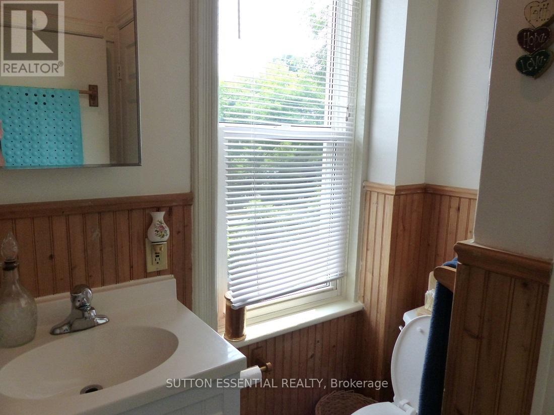 Photo 12 of 71 Russell Street E, Smiths Falls ON