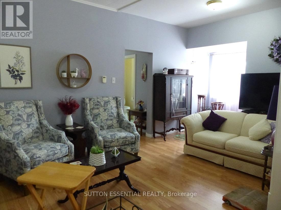 Photo 11 of 71 Russell Street E, Smiths Falls ON