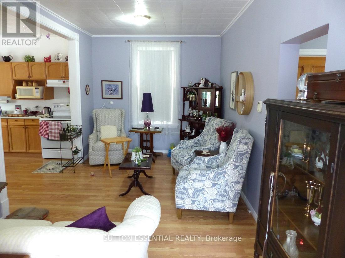 Photo 29 of 71 Russell Street E, Smiths Falls ON