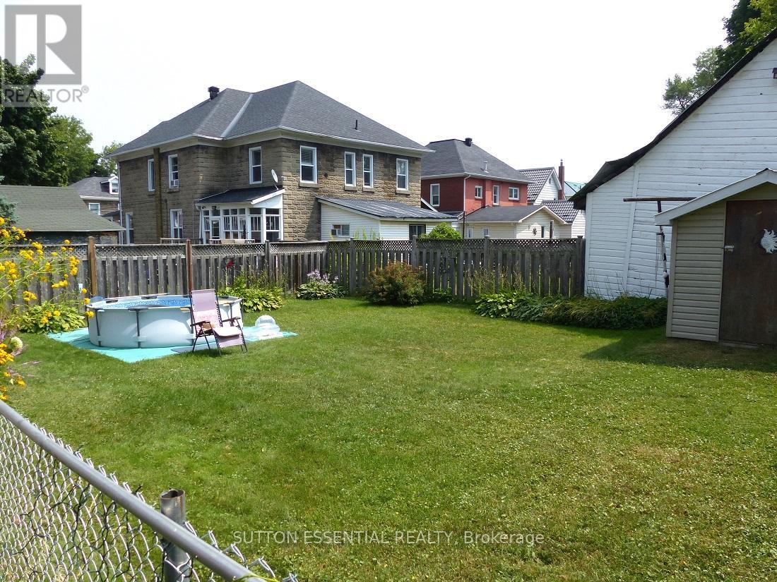 Photo 10 of 71 Russell Street E, Smiths Falls ON