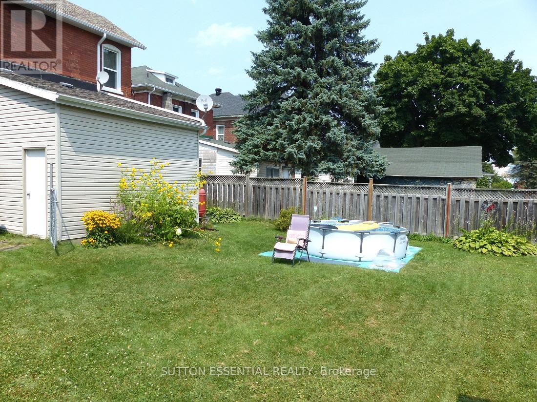 Photo 23 of 71 Russell Street E, Smiths Falls ON