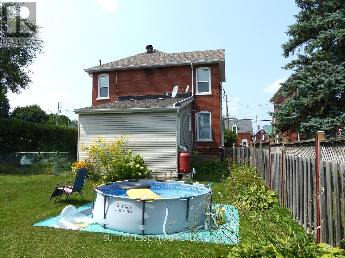 Photo 8 of 71 Russell Street E, Smiths Falls ON