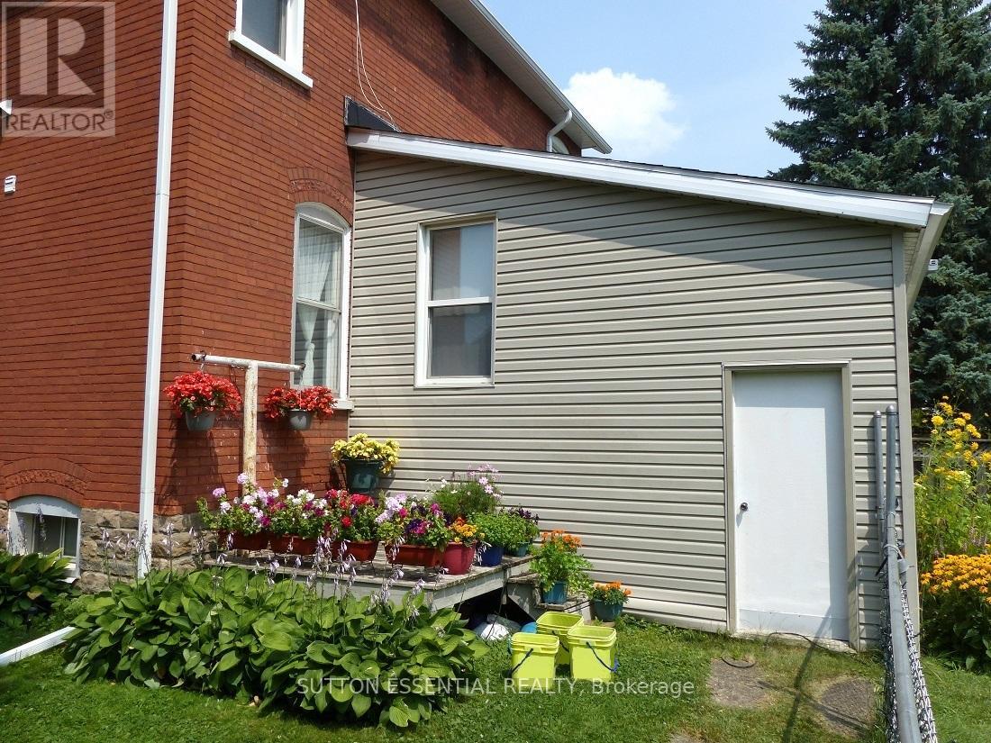 Photo 18 of 71 Russell Street E, Smiths Falls ON