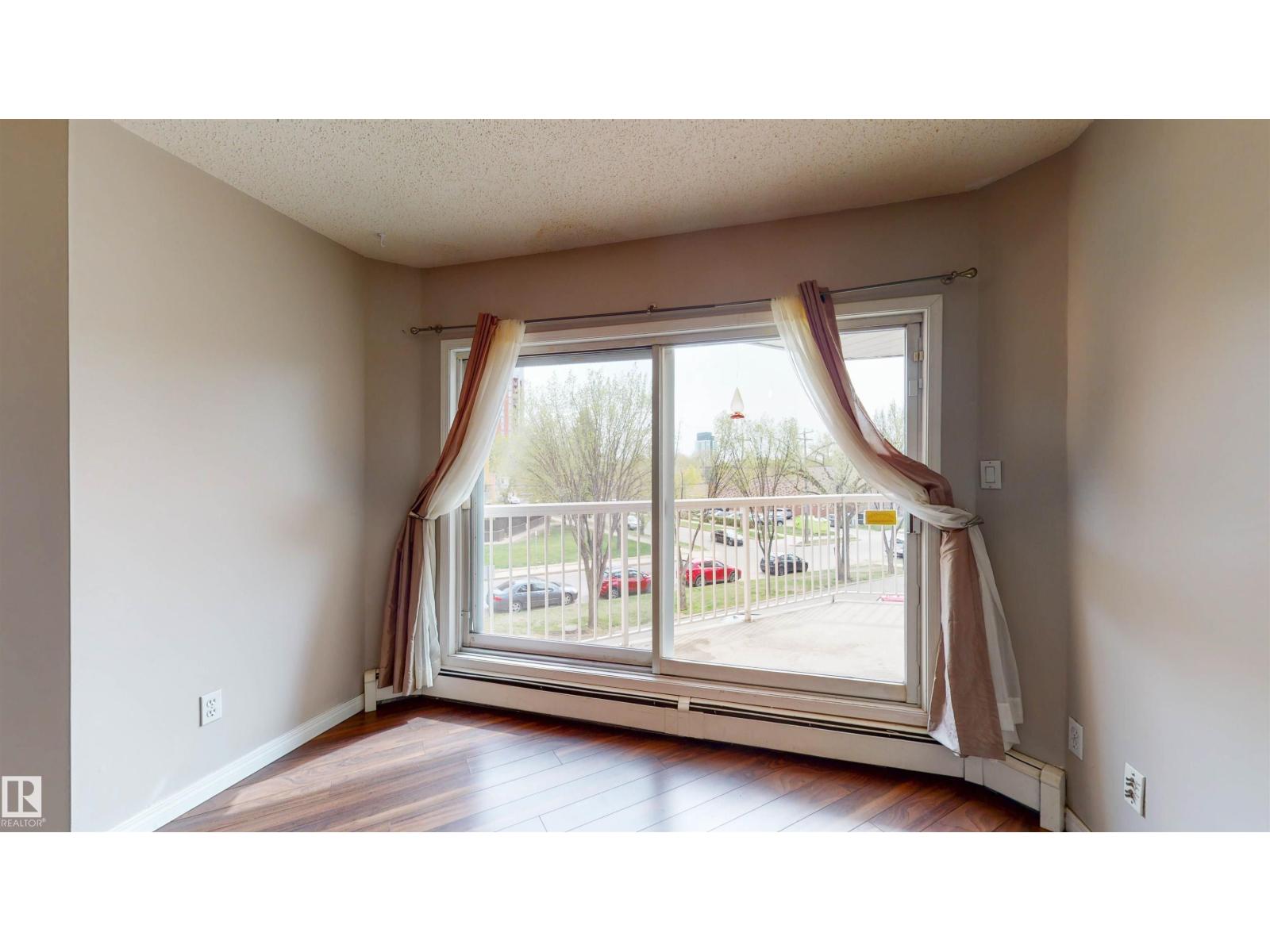 Photo 9 of 316 9010 106 Av Nw Nw, Edmonton AB