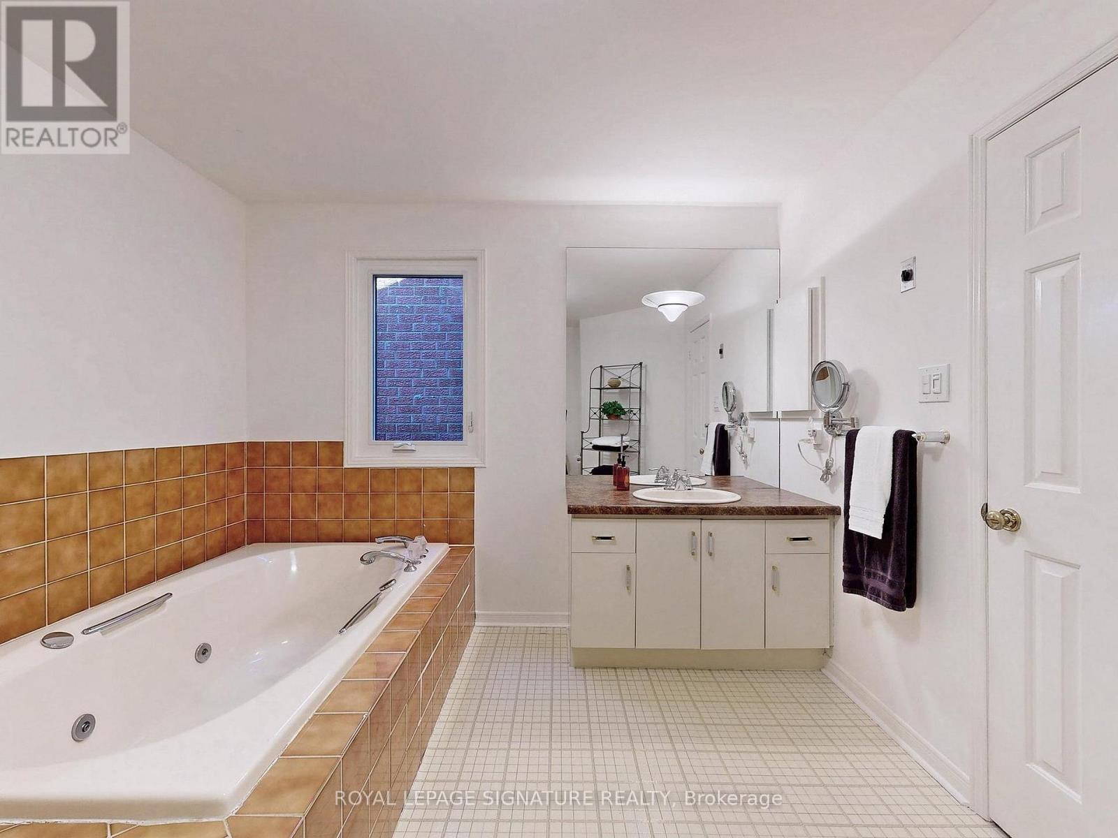 Photo 13 of 48 Millcroft Way, Vaughan ON