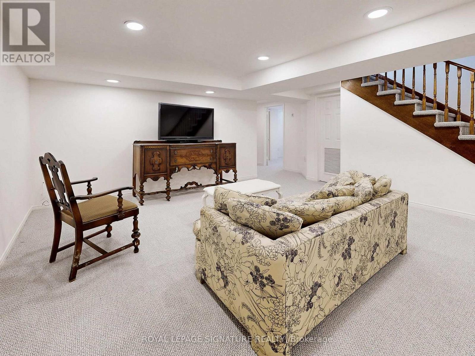 Photo 21 of 48 Millcroft Way, Vaughan ON