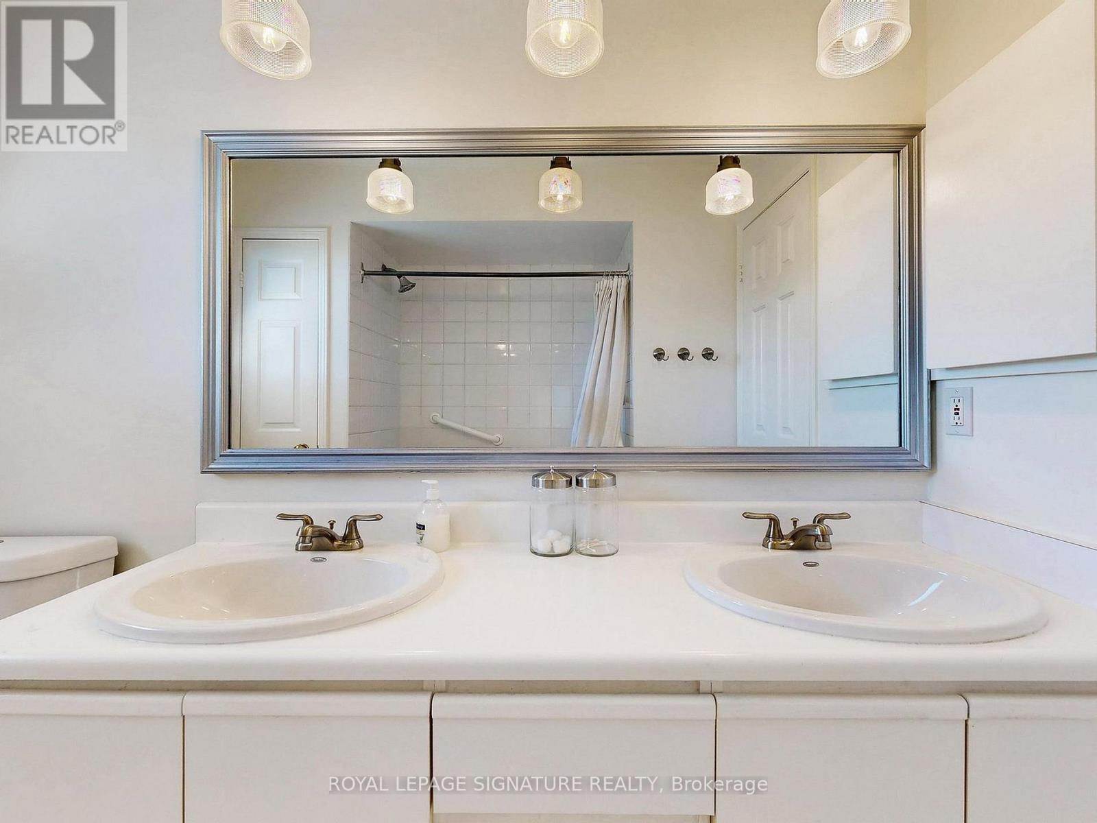 Photo 19 of 48 Millcroft Way, Vaughan ON