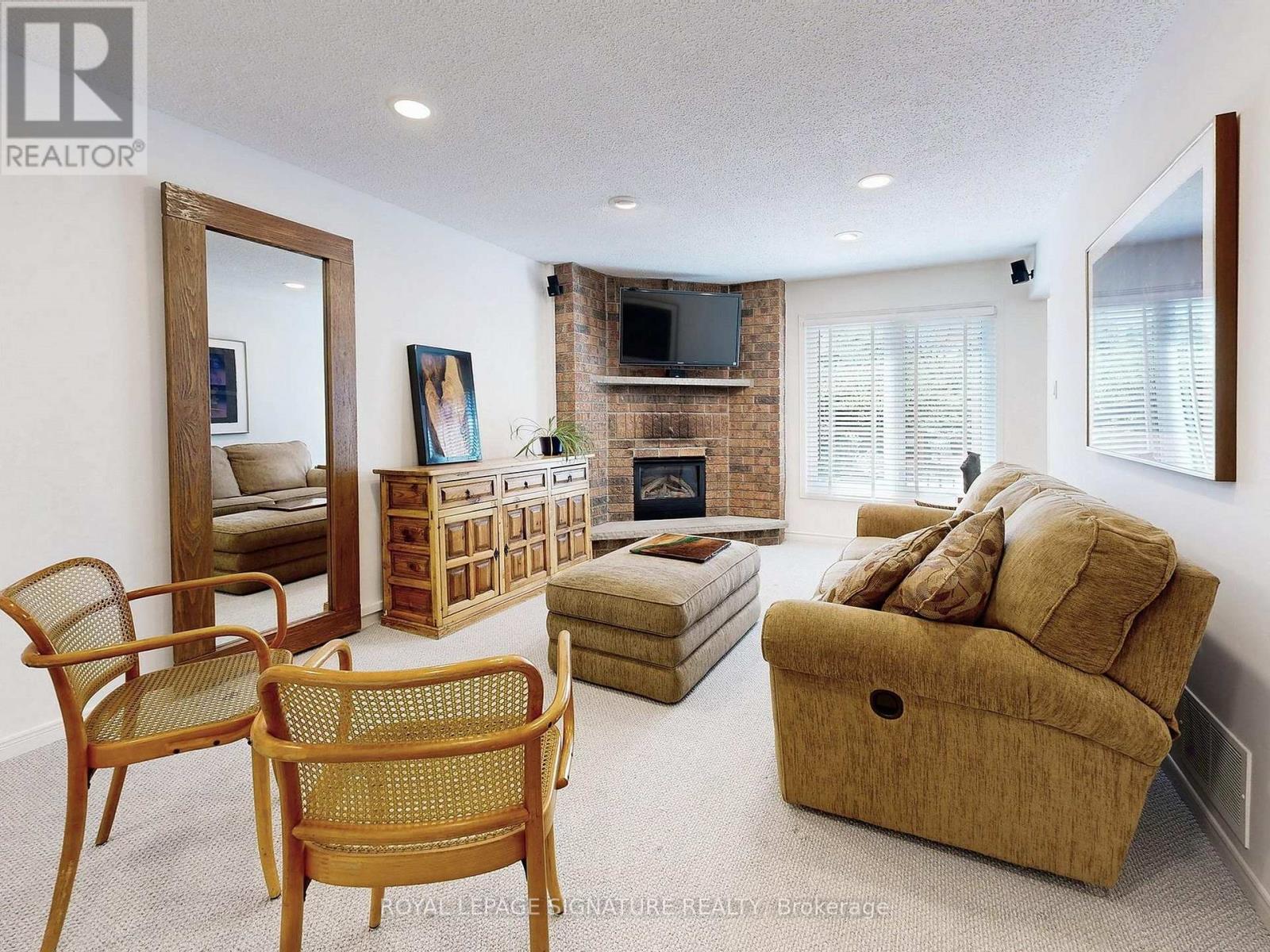 Photo 7 of 48 Millcroft Way, Vaughan ON