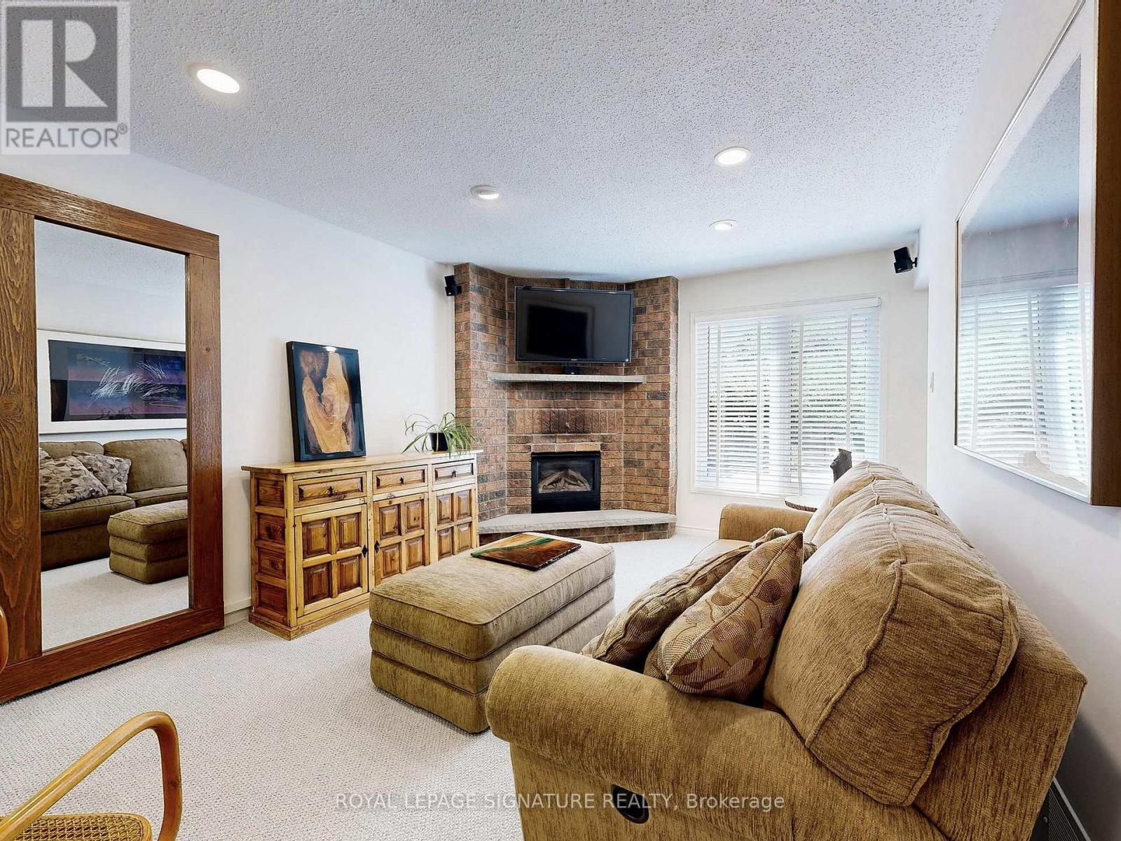 Photo 8 of 48 Millcroft Way, Vaughan ON