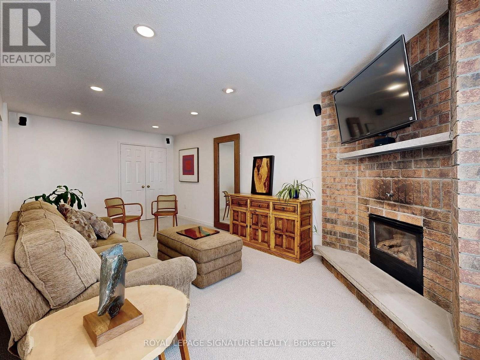 Photo 9 of 48 Millcroft Way, Vaughan ON