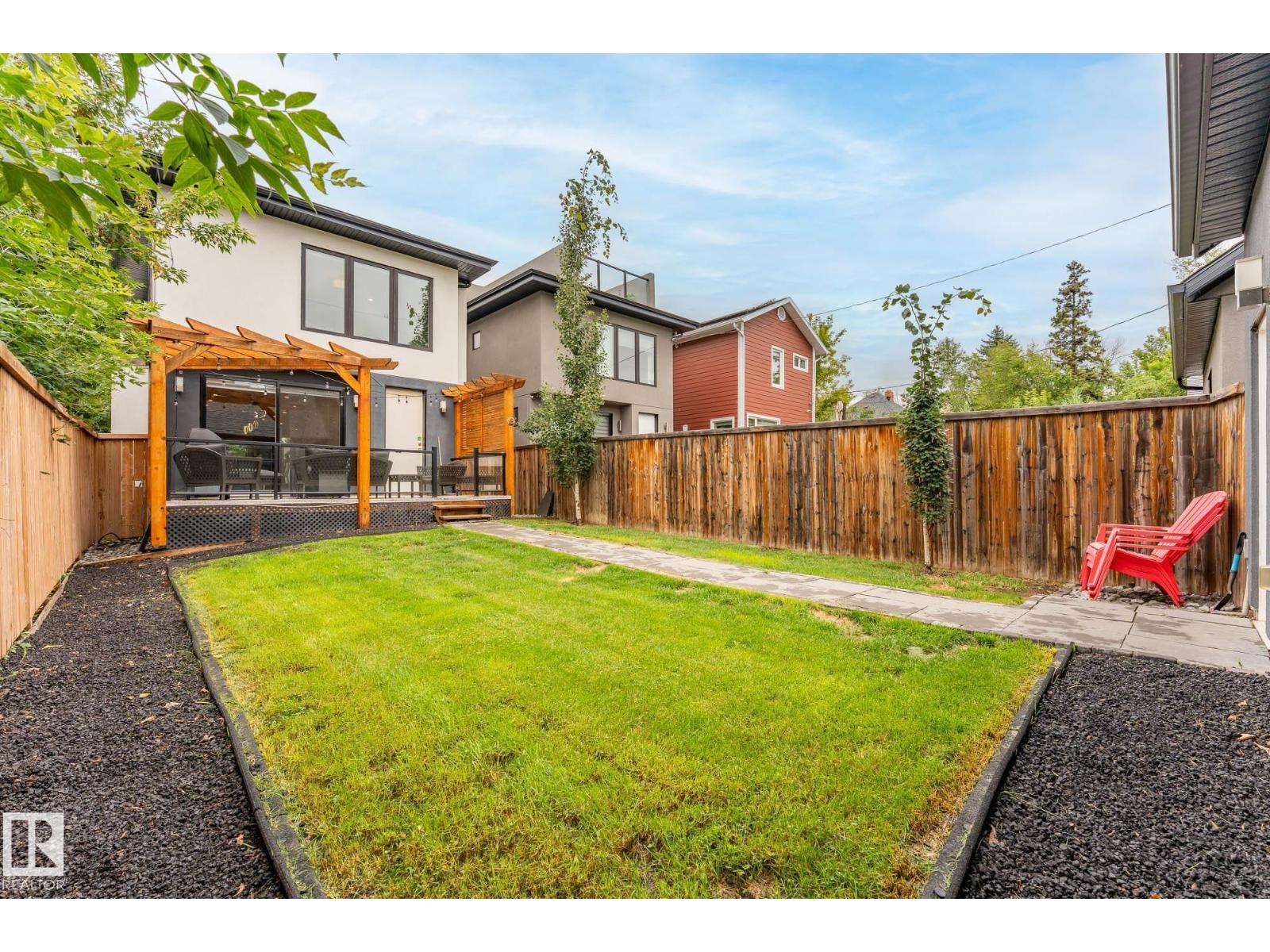 Photo 2 of 10813 123 St Nw, Edmonton AB