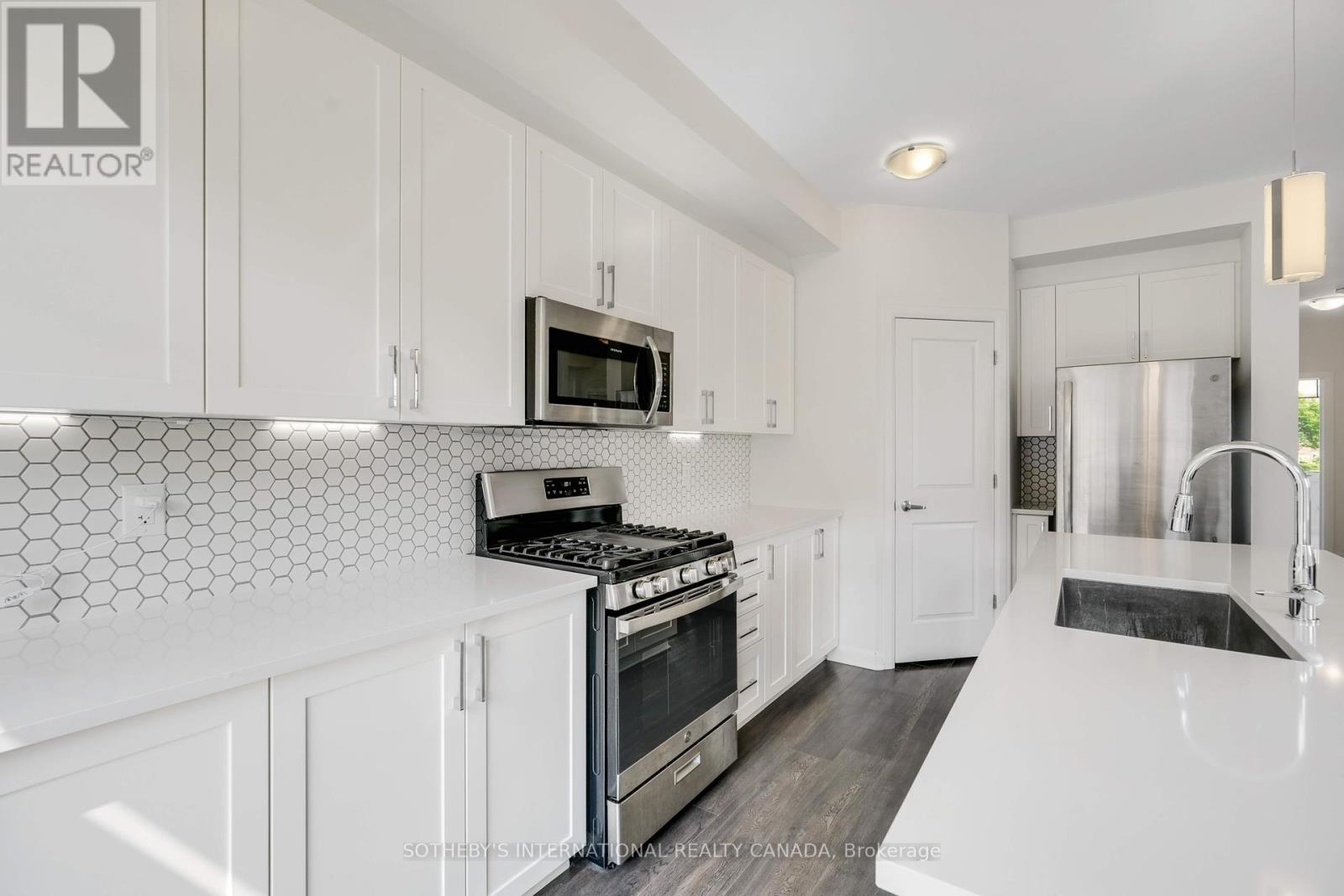 Photo 12 of 930 Serrano Street, Ottawa ON