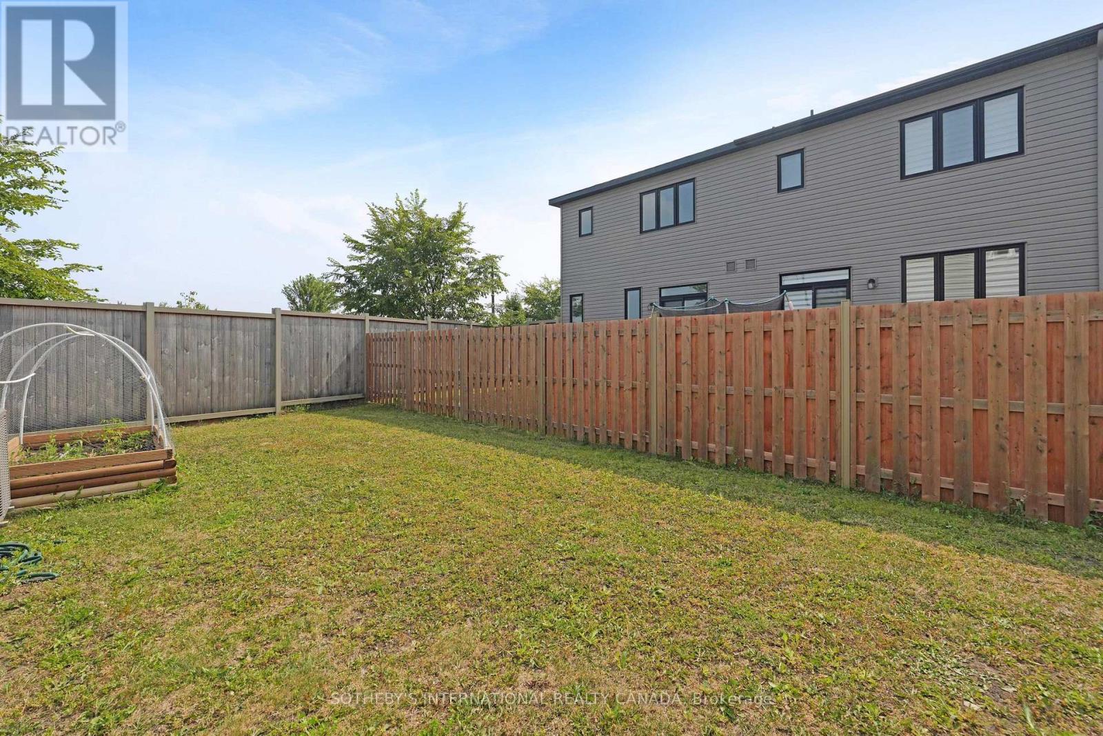 Photo 34 of 930 Serrano Street, Ottawa ON