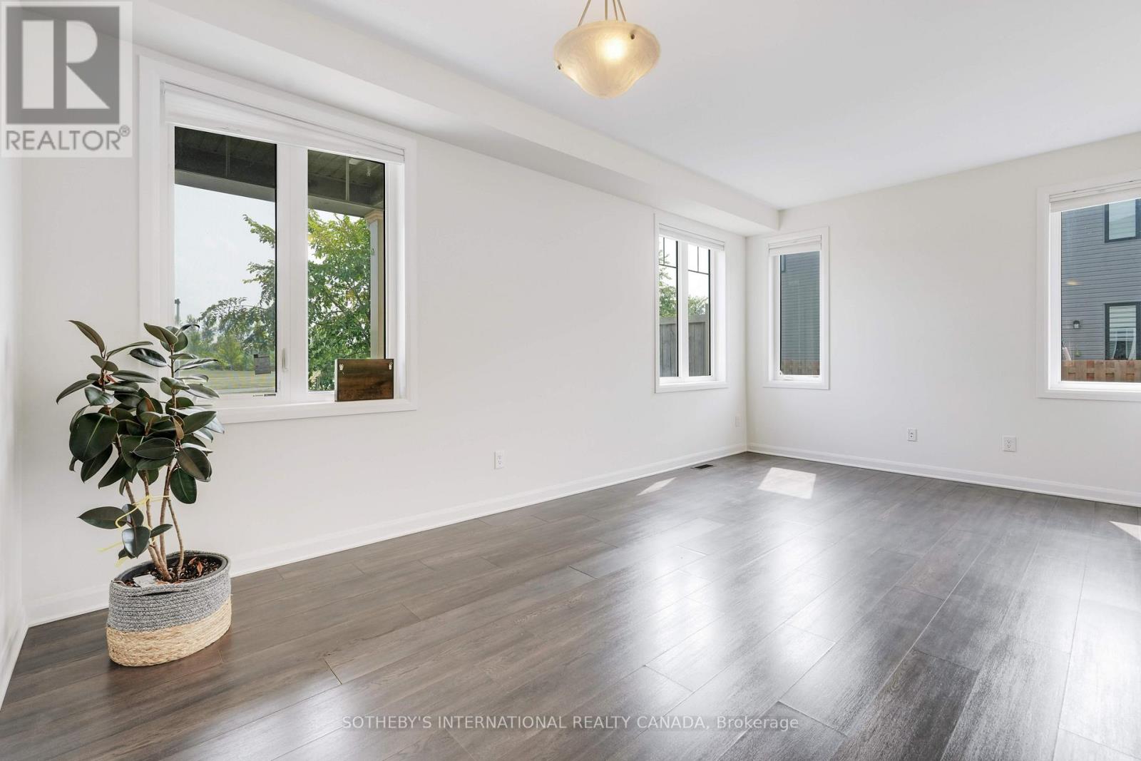 Photo 8 of 930 Serrano Street, Ottawa ON