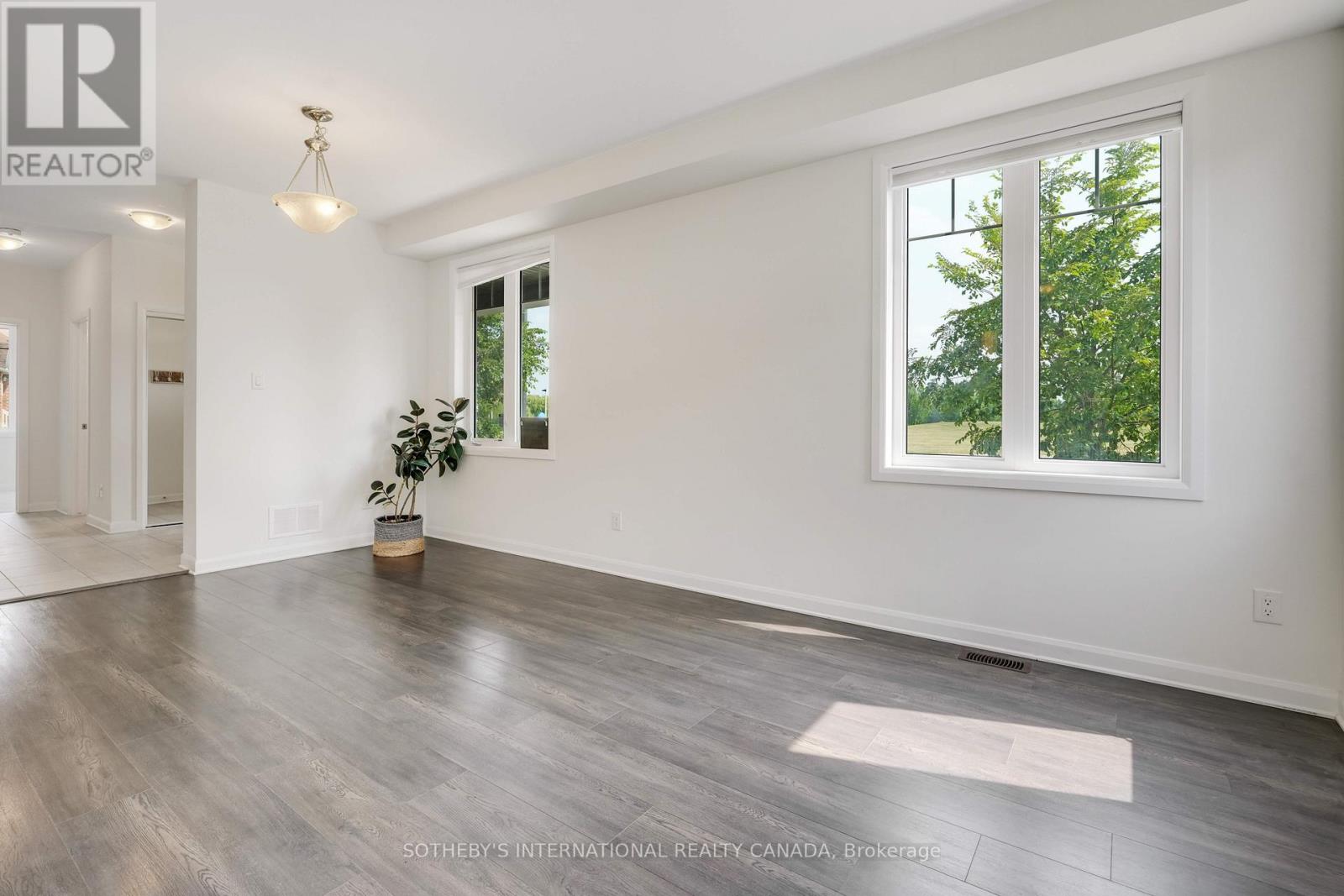 Photo 9 of 930 Serrano Street, Ottawa ON