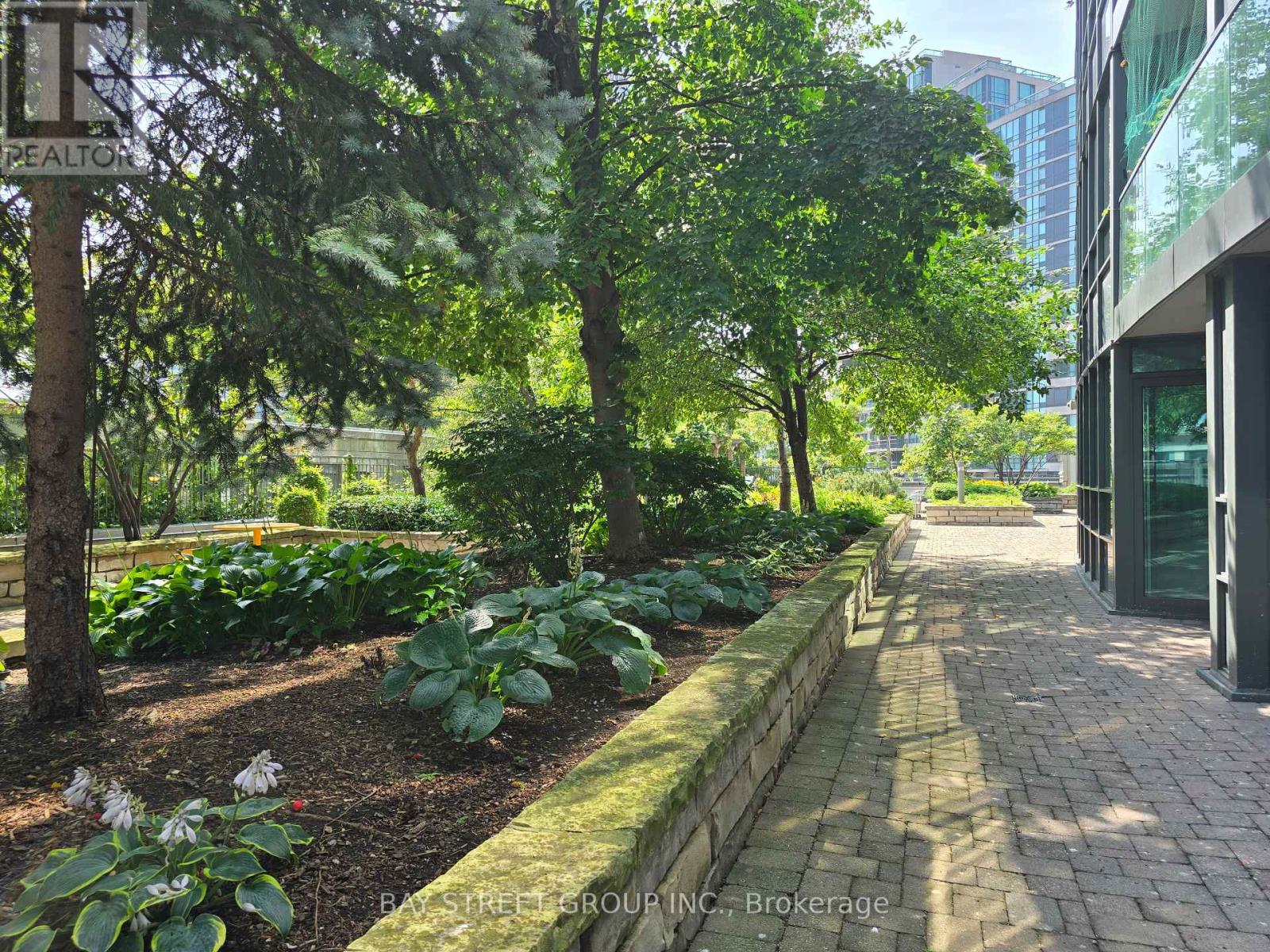 Photo 1 of 303 15 Greenview Drive, Toronto ON