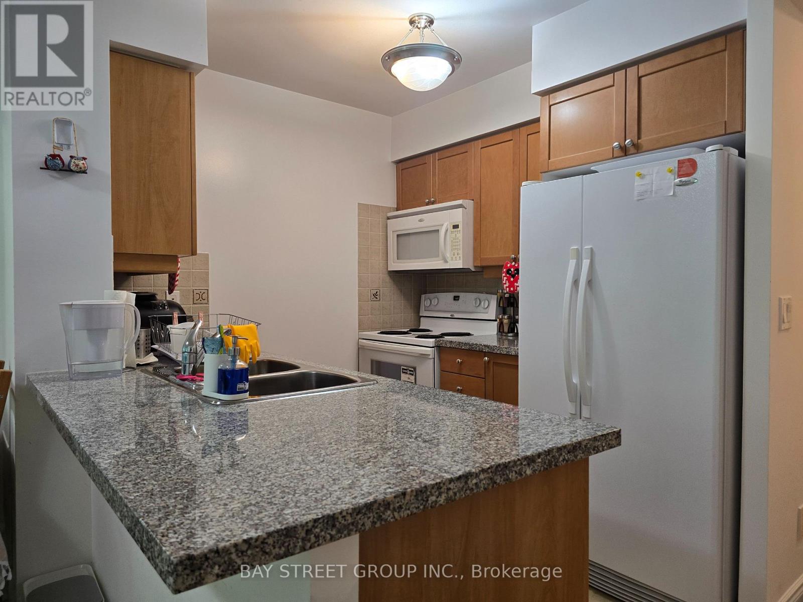 Photo 4 of 303 15 Greenview Drive, Toronto ON