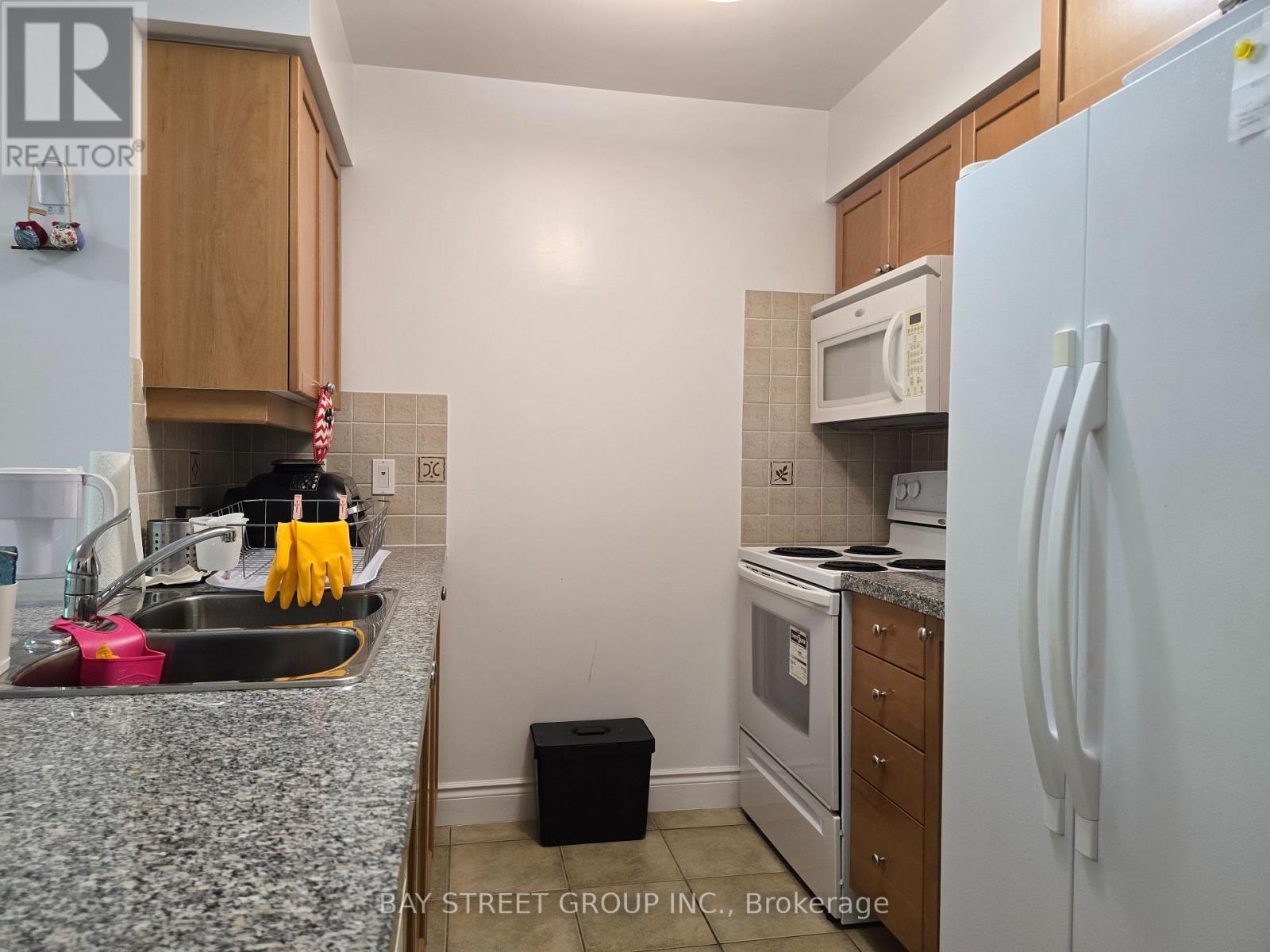 Photo 5 of 303 15 Greenview Drive, Toronto ON