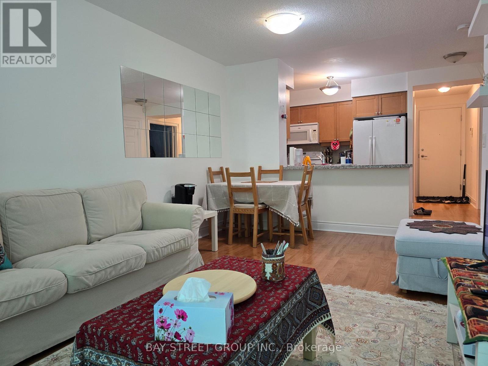 Photo 6 of 303 15 Greenview Drive, Toronto ON