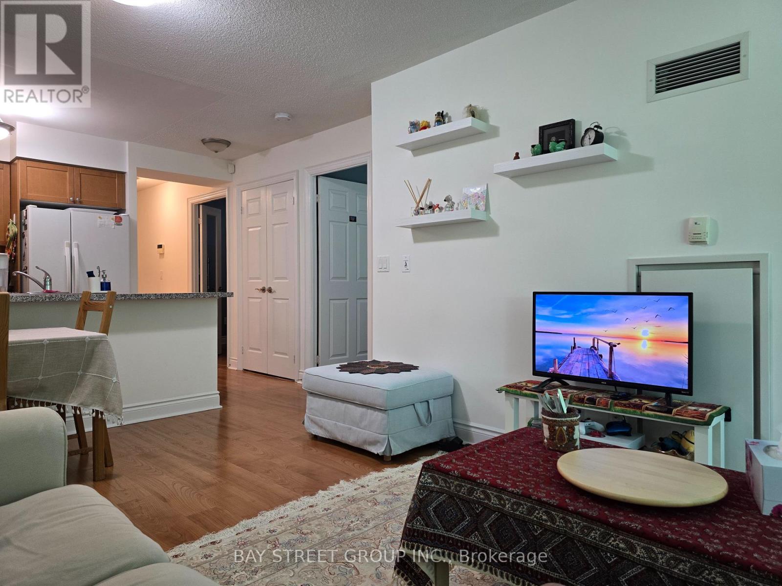 Photo 7 of 303 15 Greenview Drive, Toronto ON