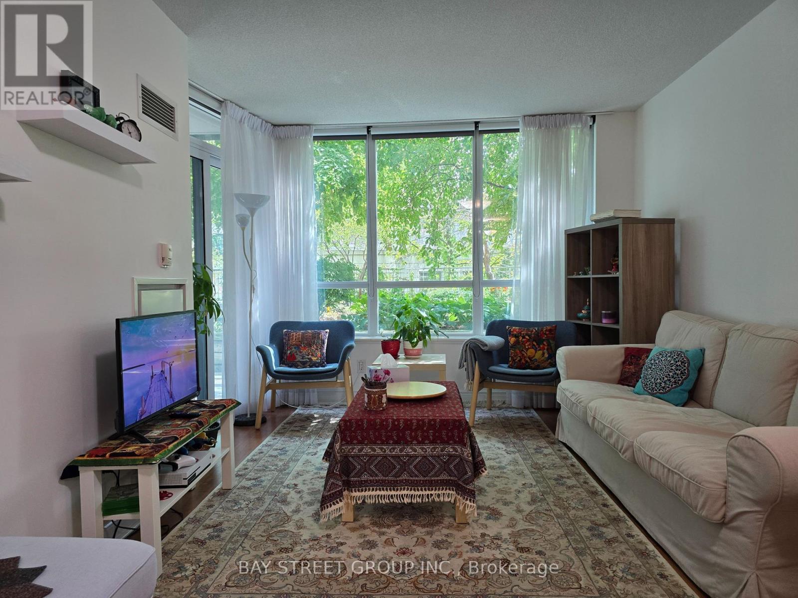 Photo 8 of 303 15 Greenview Drive, Toronto ON