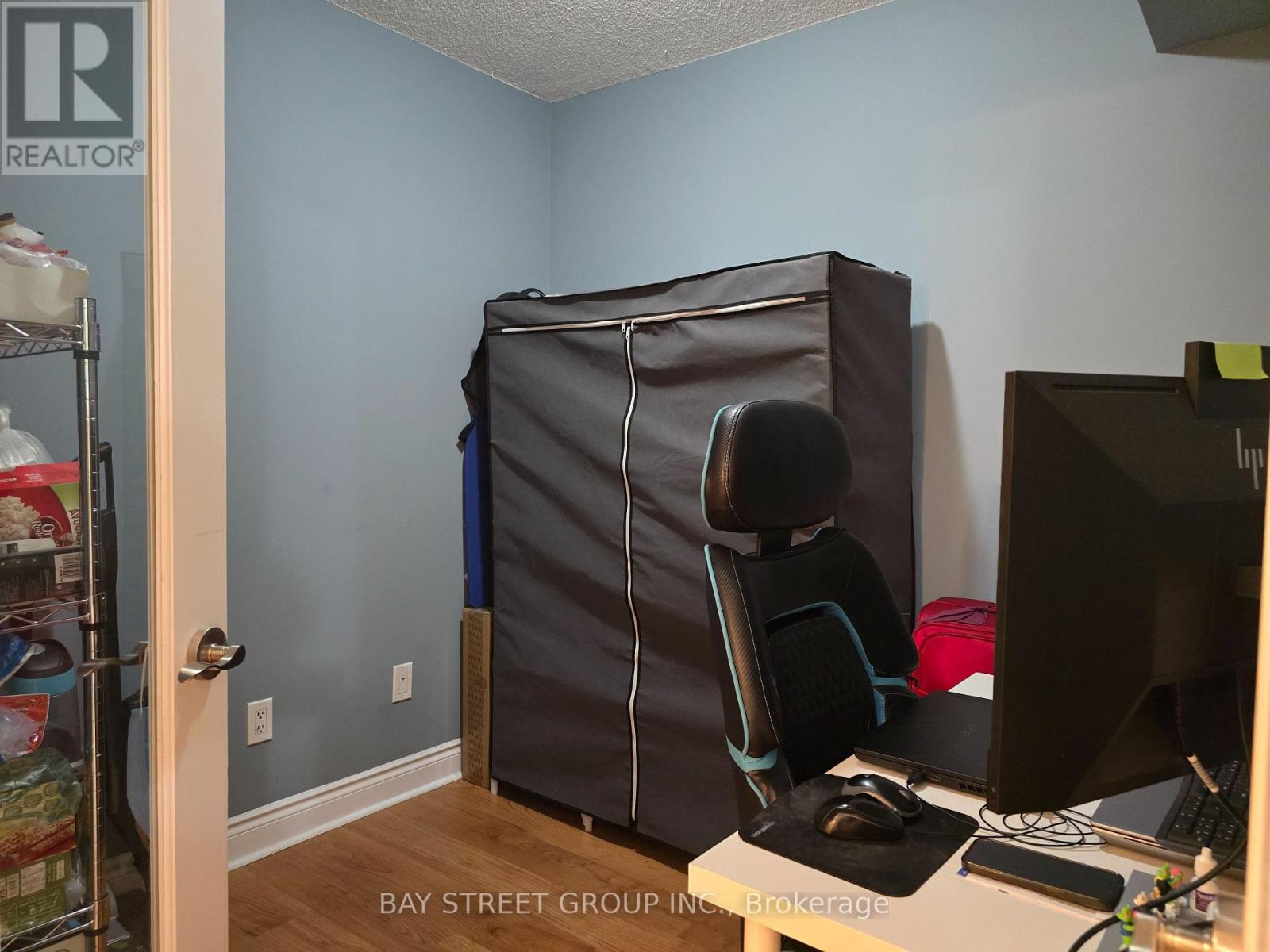 Photo 9 of 303 15 Greenview Drive, Toronto ON