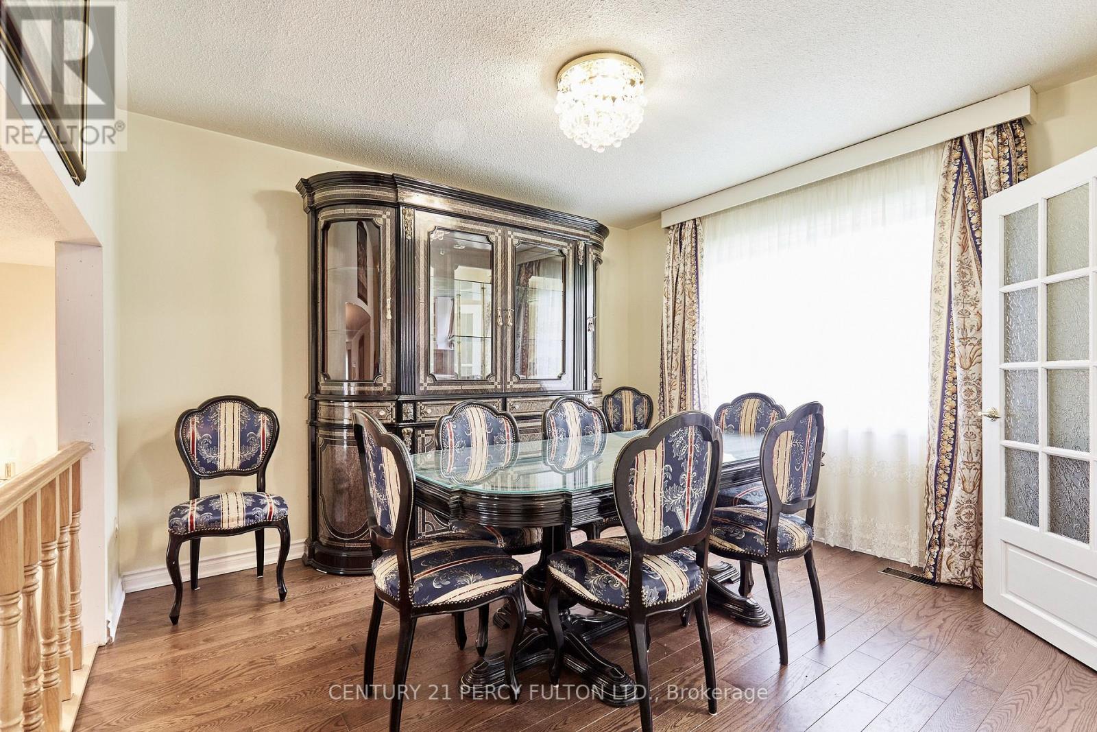 Photo 11 of 40 Farmview Crescent, Toronto ON