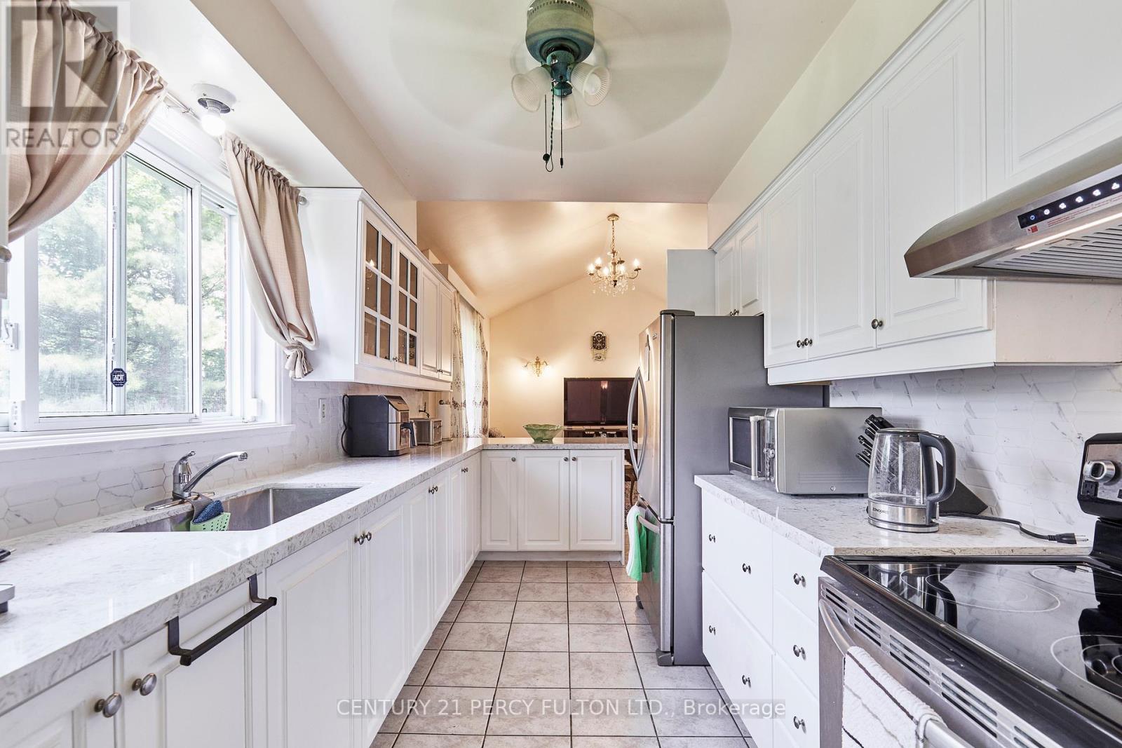 Photo 13 of 40 Farmview Crescent, Toronto ON