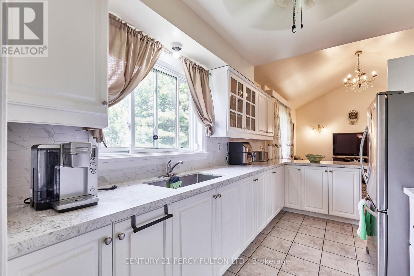 Photo 14 of 40 Farmview Crescent, Toronto ON
