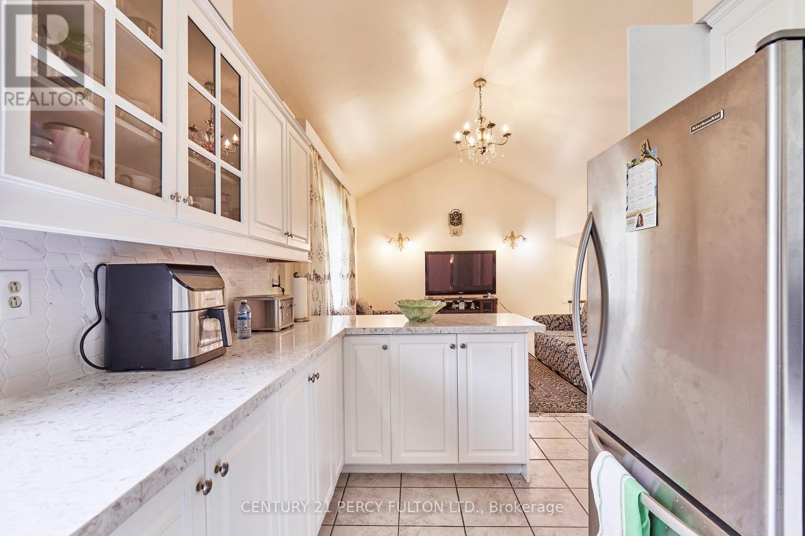 Photo 15 of 40 Farmview Crescent, Toronto ON
