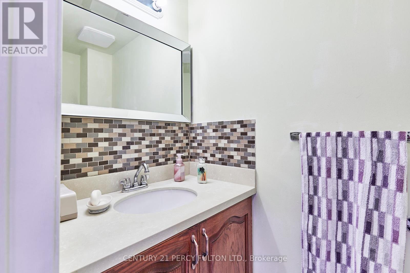 Photo 21 of 40 Farmview Crescent, Toronto ON