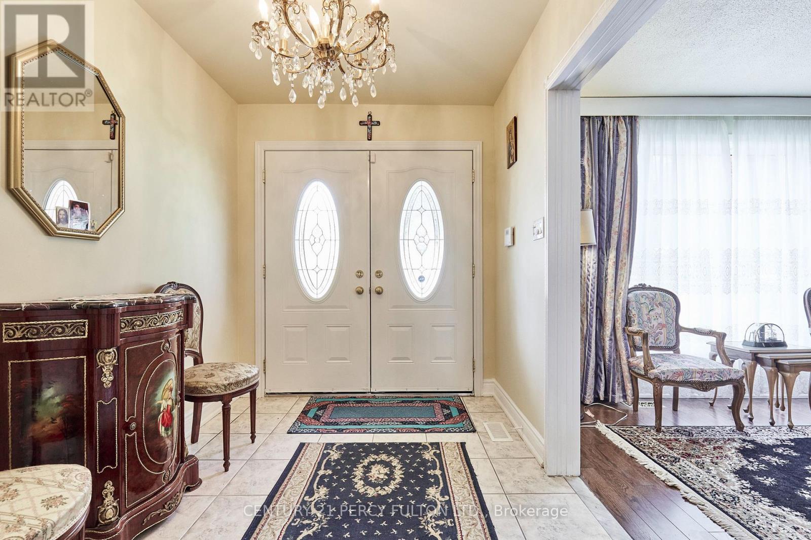 Photo 4 of 40 Farmview Crescent, Toronto ON