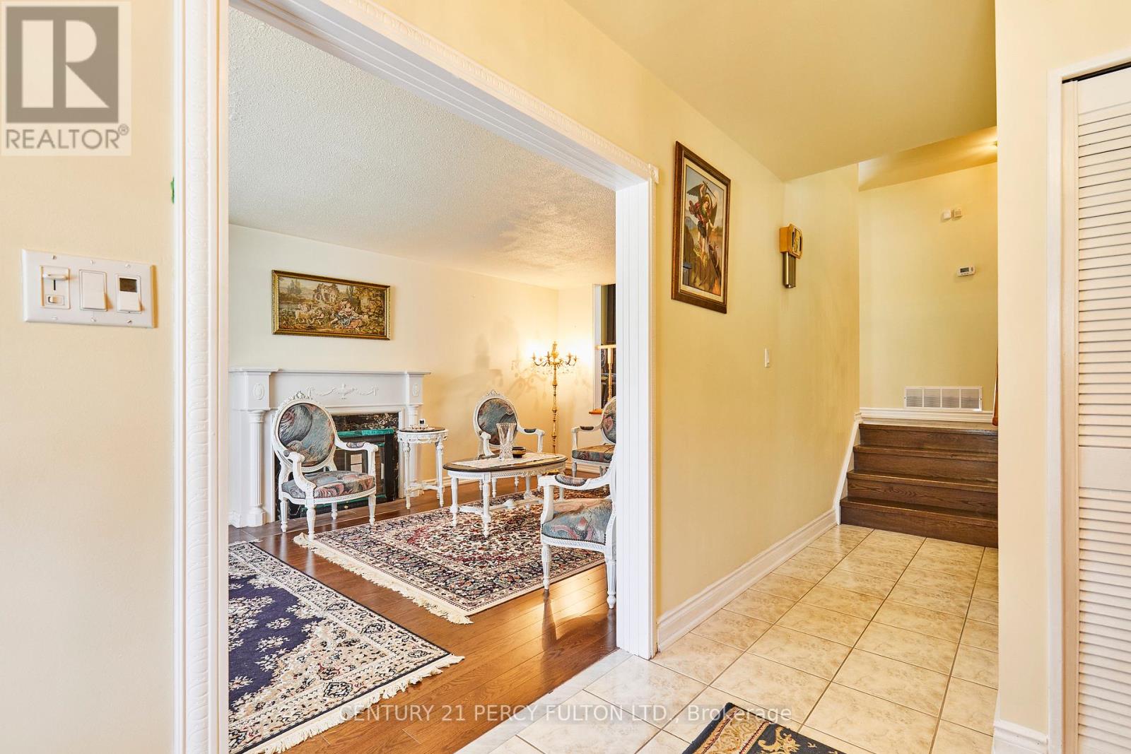 Photo 6 of 40 Farmview Crescent, Toronto ON