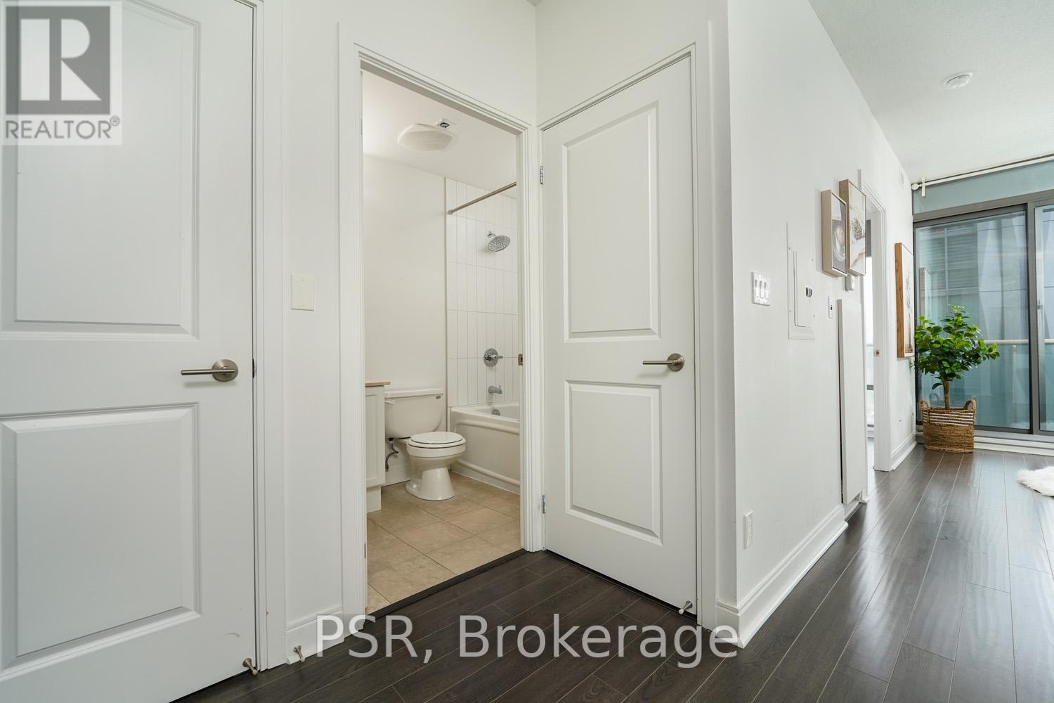 Photo 4 of 2103 18 Yorkville Avenue, Toronto ON