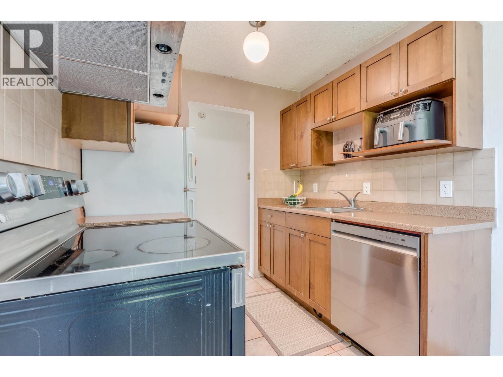 Photo 11 of 104 252 W 2nd Street, North Vancouver BC