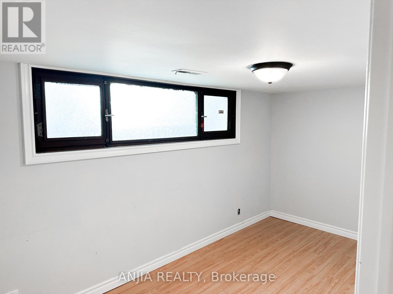 Photo 8 of Basement 1 74 Castle Hill Drive, Toronto ON