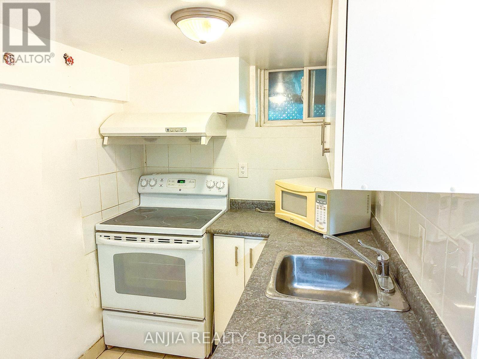 Photo 6 of Basement 1 74 Castle Hill Drive, Toronto ON