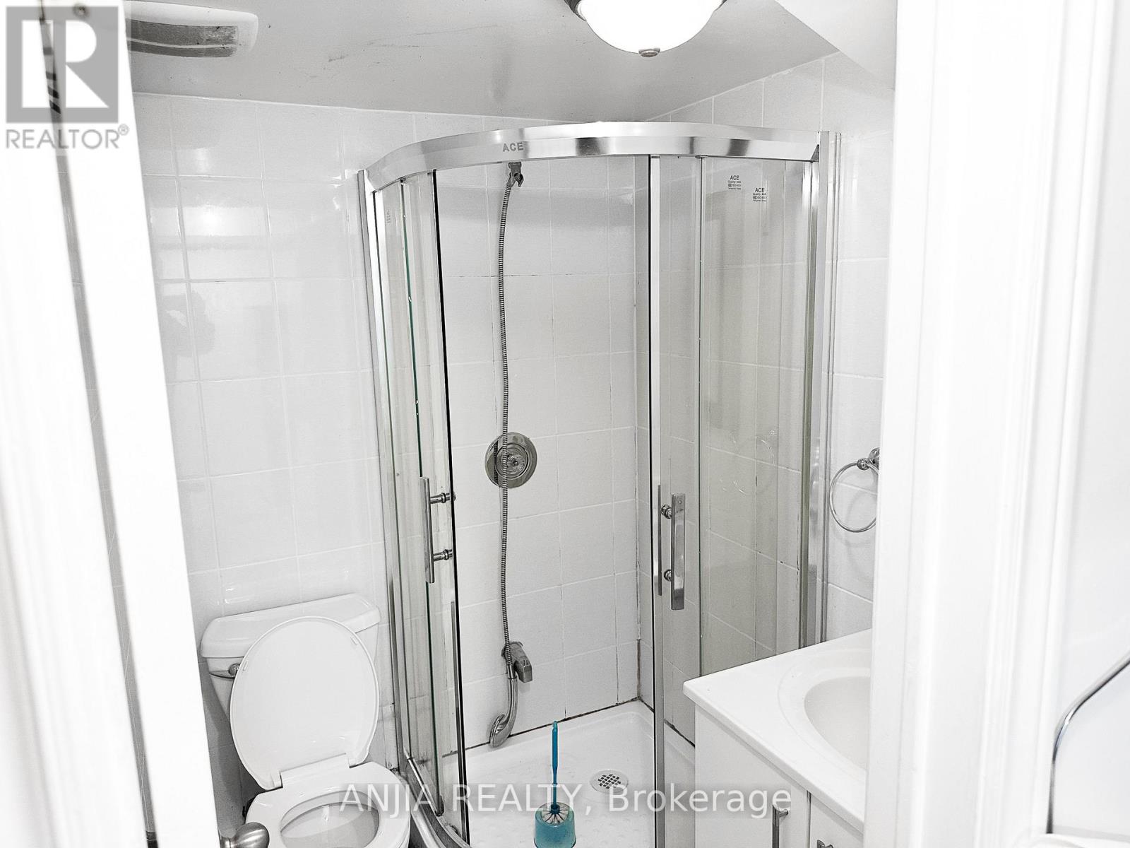 Photo 1 of Basement 1 74 Castle Hill Drive, Toronto ON
