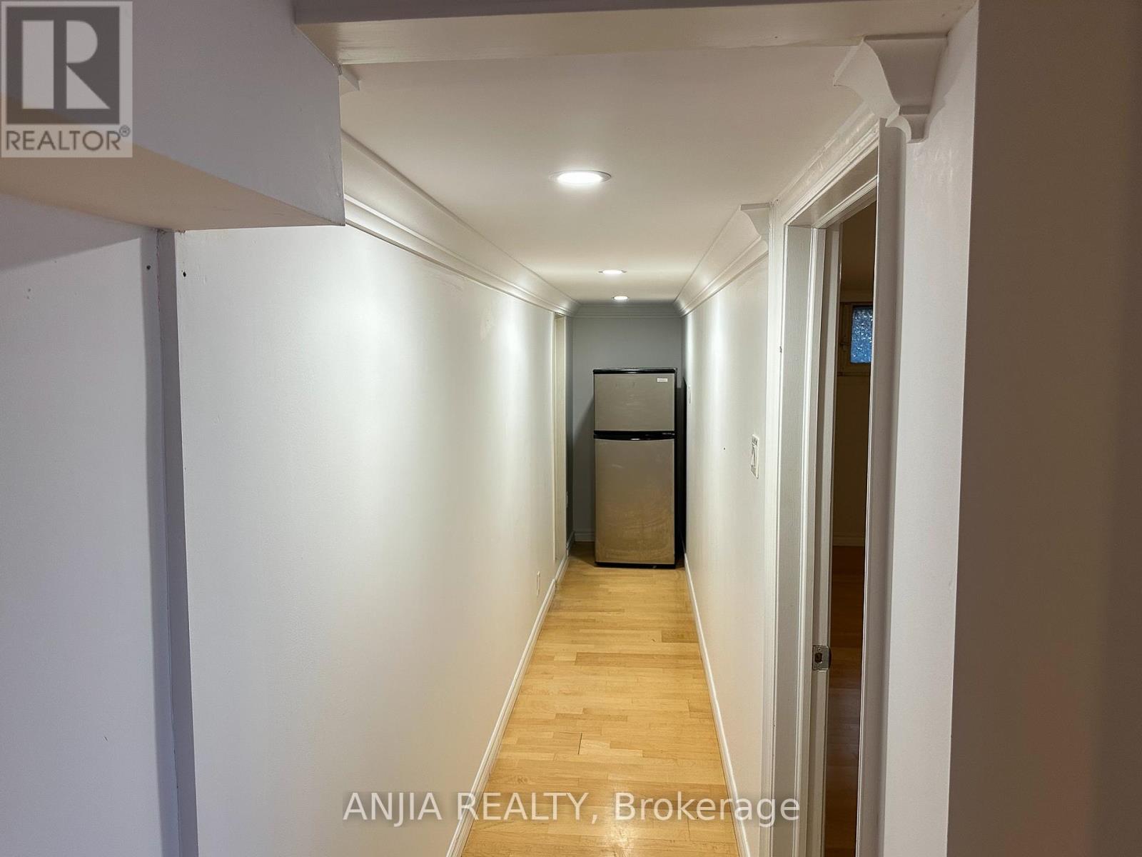 Photo 4 of Basement 1 74 Castle Hill Drive, Toronto ON