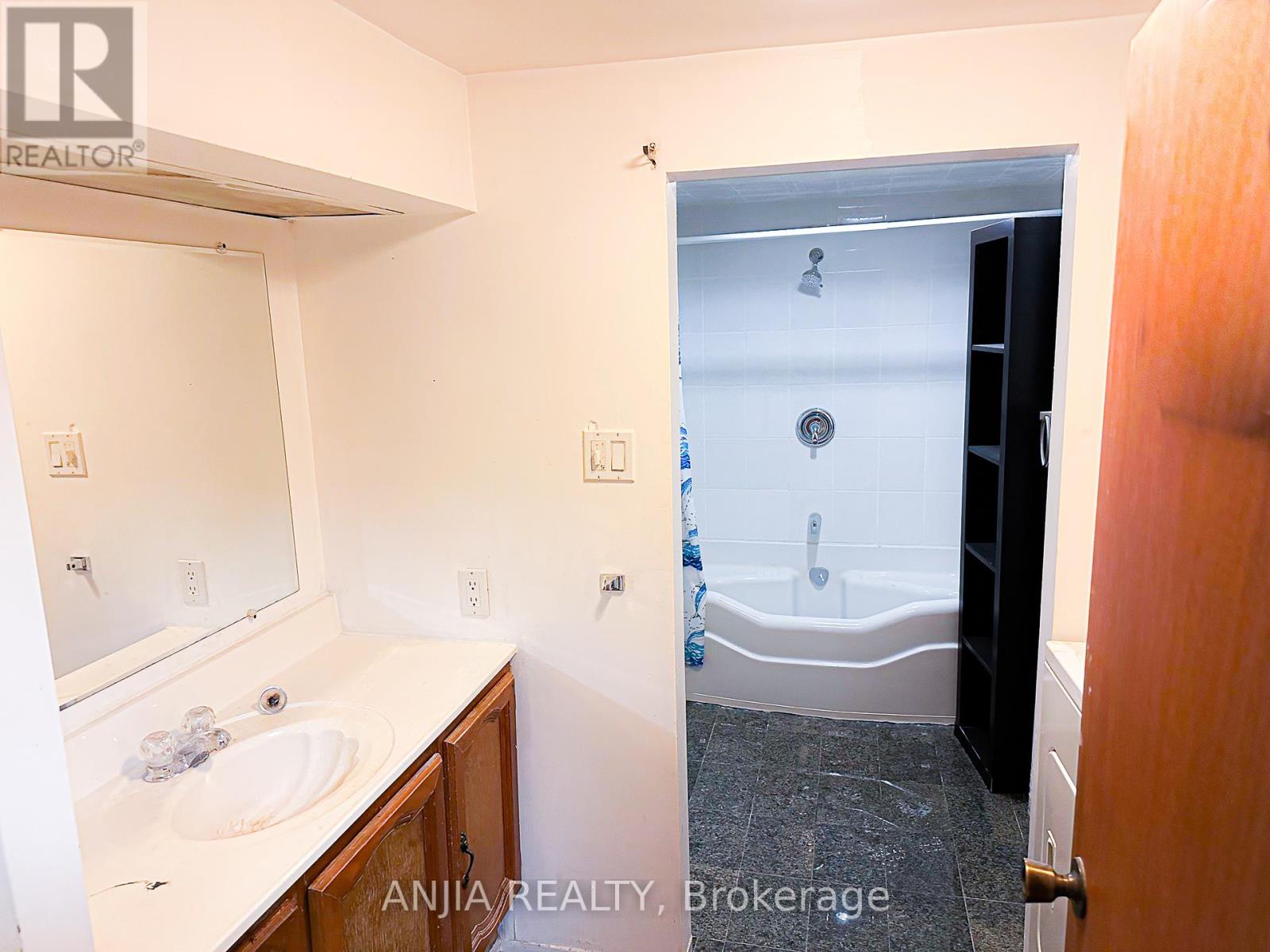 Photo 2 of Basement 2 74 Castle Hill Drive, Toronto ON