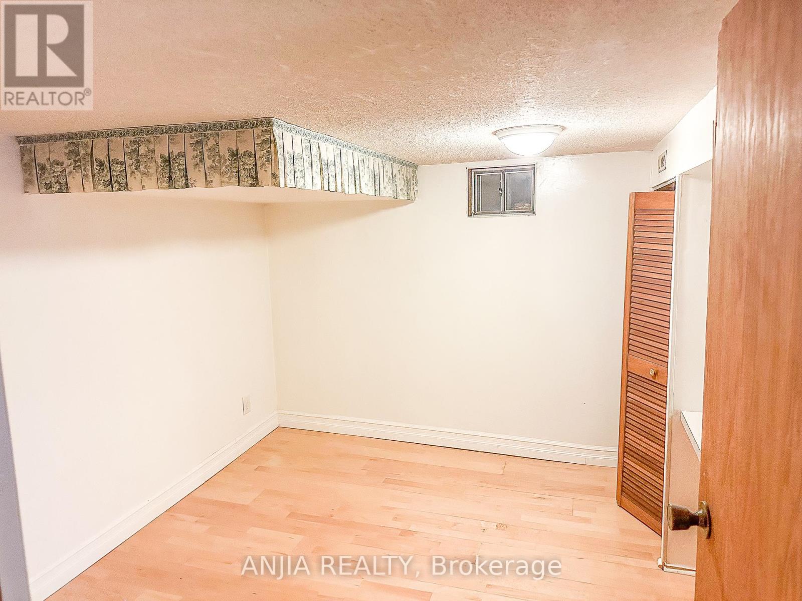 Photo 4 of Basement 2 74 Castle Hill Drive, Toronto ON