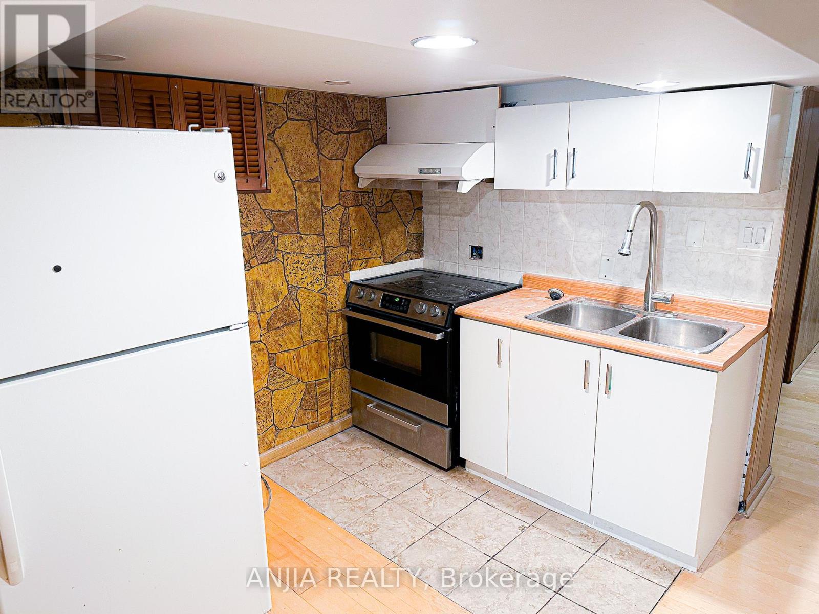 Photo 8 of Basement 2 74 Castle Hill Drive, Toronto ON