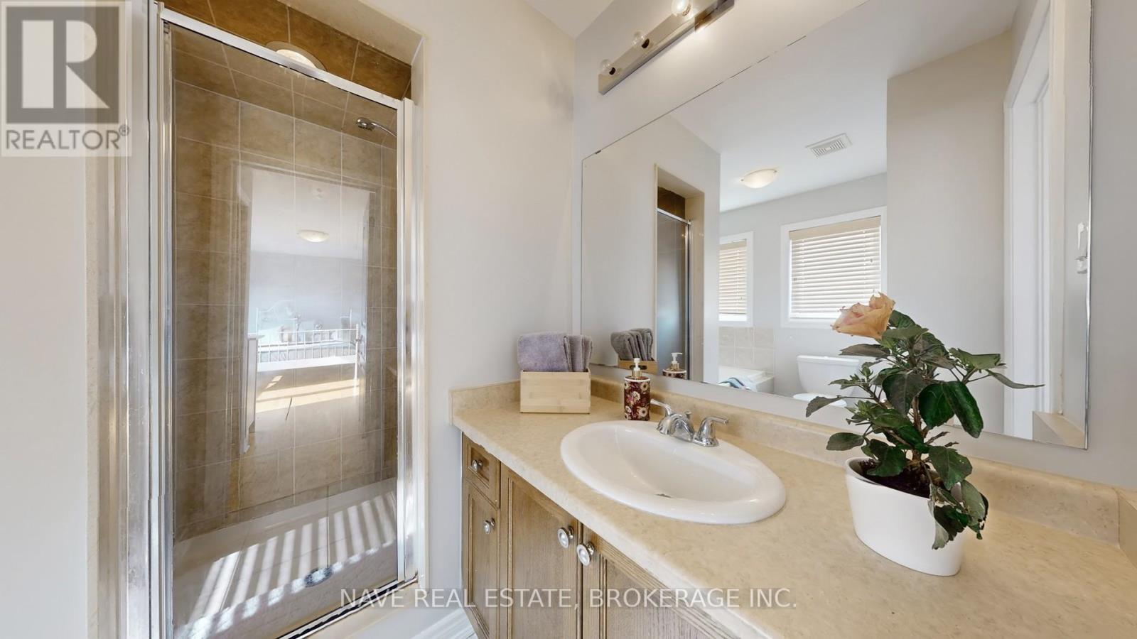 Photo 14 of 66 Lourakis Street, Richmond Hill ON